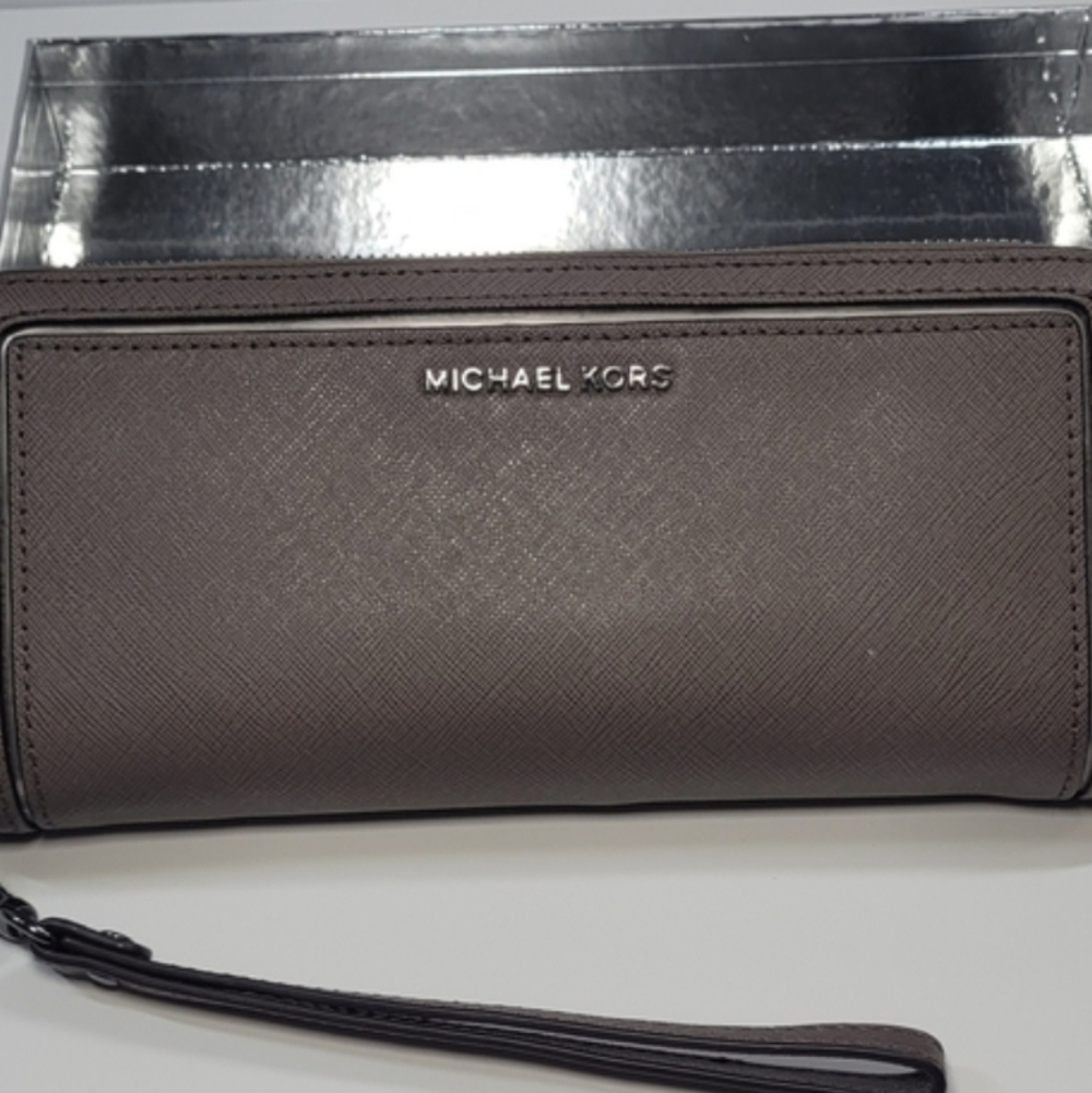 NWT Michael Kors Leather Travel Continental Wallet Wristlet in Taupe - Picture 2 of 10